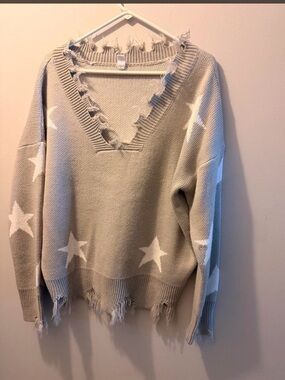 CY Women’s Medium Gray White Star Distressed Oversized Knit Sweater